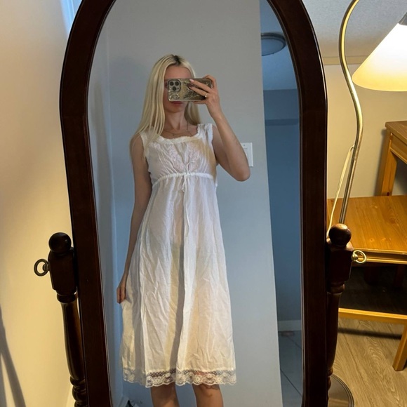 Vintage Elegant White Lace Trim Dress - Picture 2 of 7